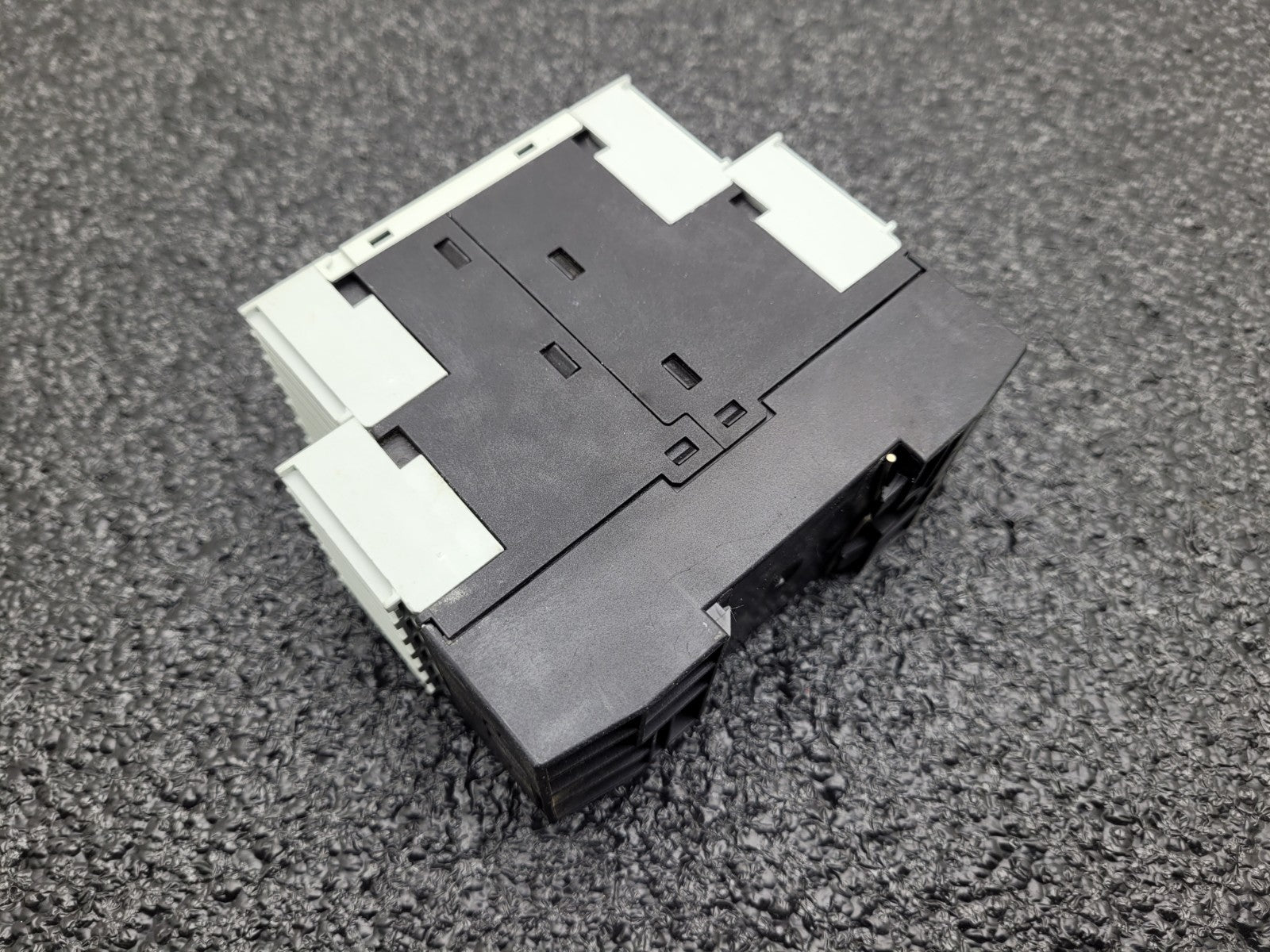 SIEMENS 3RS1041-1GW50 Temperature Monitoring Relay DIN Rail Mount 24VDC