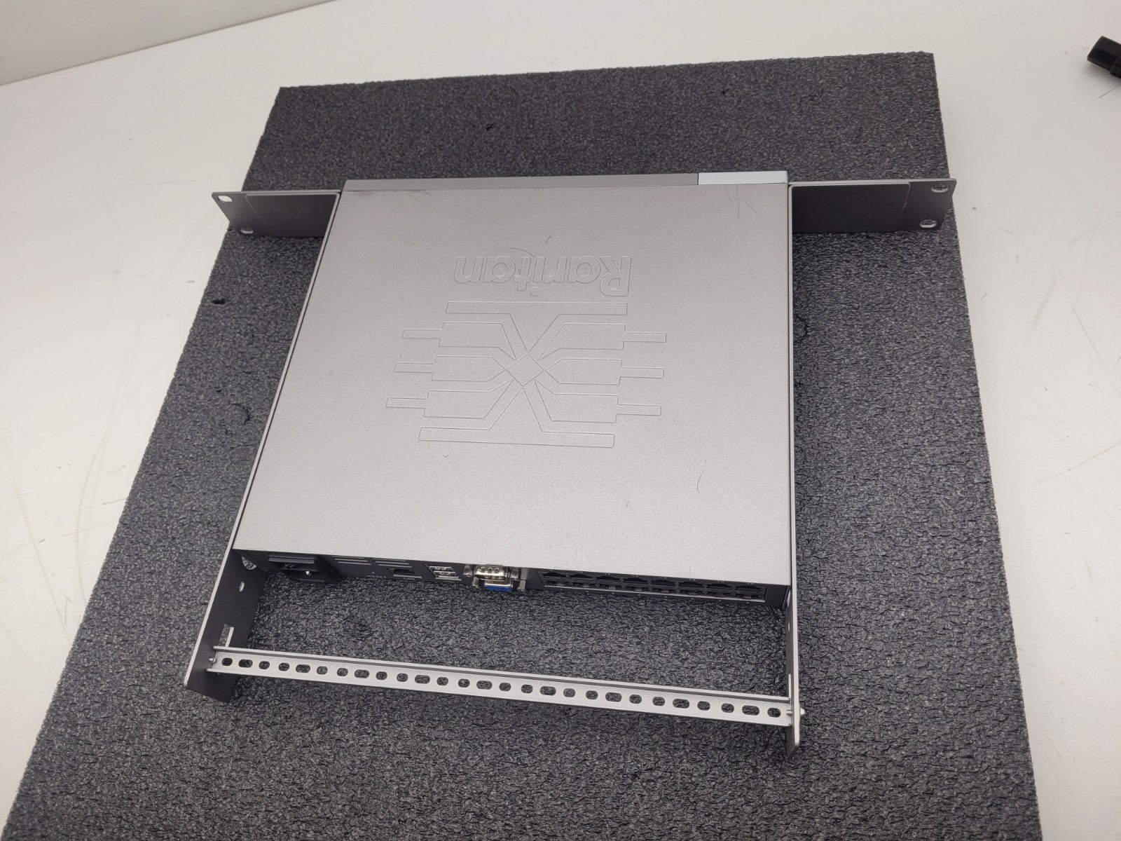 Raritan DLX-216V3-AH 16-port Dominion LX-216 Rackmount KVM Switch Tested Works C