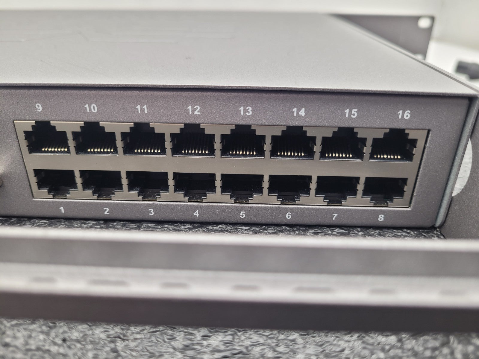 Raritan DLX-216V3-AH 16-port Dominion LX-216 Rackmount KVM Switch Tested Works C