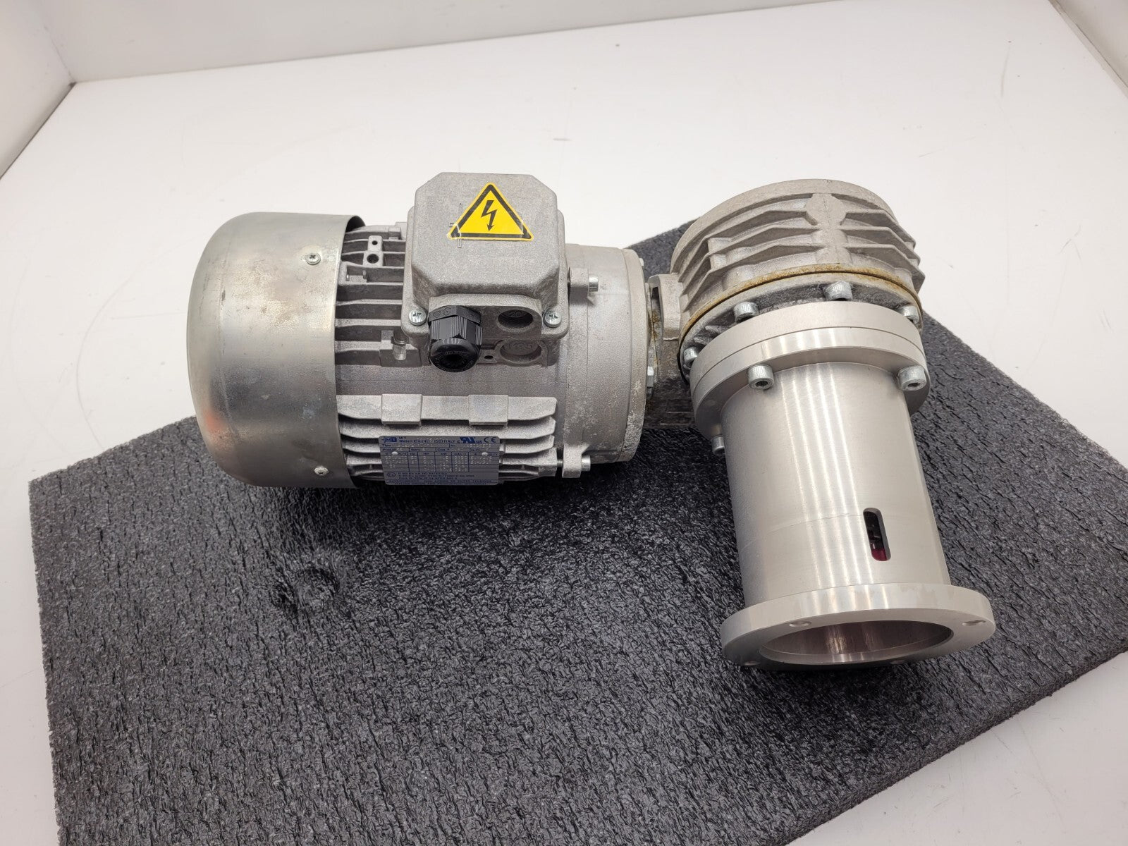 MT Motori 1.5kW Gearmotor 230-480VAC 3PH 10:1 Gearhead Ratio 2HP Right Angle