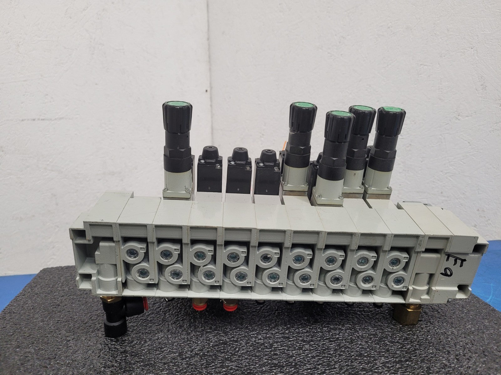Numatics 8x Valve Solenoid 041SA400M0000F 5x Regulated Pneumatic Manifold N4