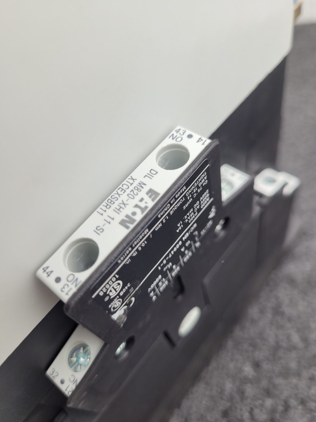 EATON DIL-M400-S XTCS400M Contactor 3PH 200-575V 125HP-400HP 220-240V Coil w/Aux