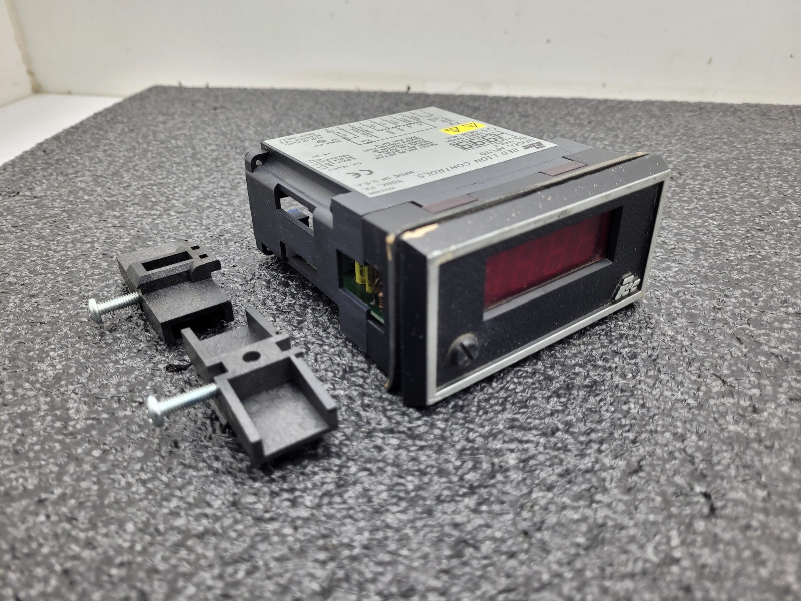 RED LION Cotrols Panel Cabinet Mount APLVD APLVD400 3500 DC Voltmeter 115 VAC