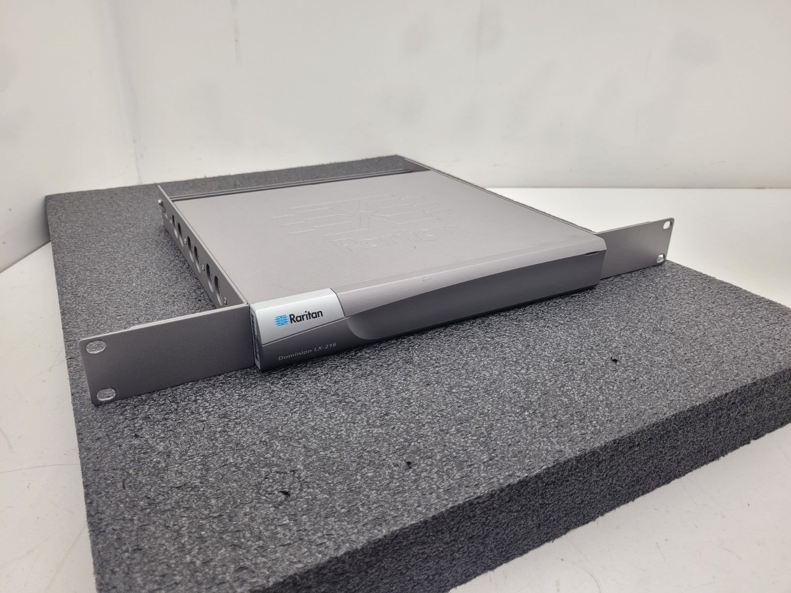 Raritan DLX-216V3-AH 16-port Dominion LX-216 Rackmount KVM Switch Tested Works C
