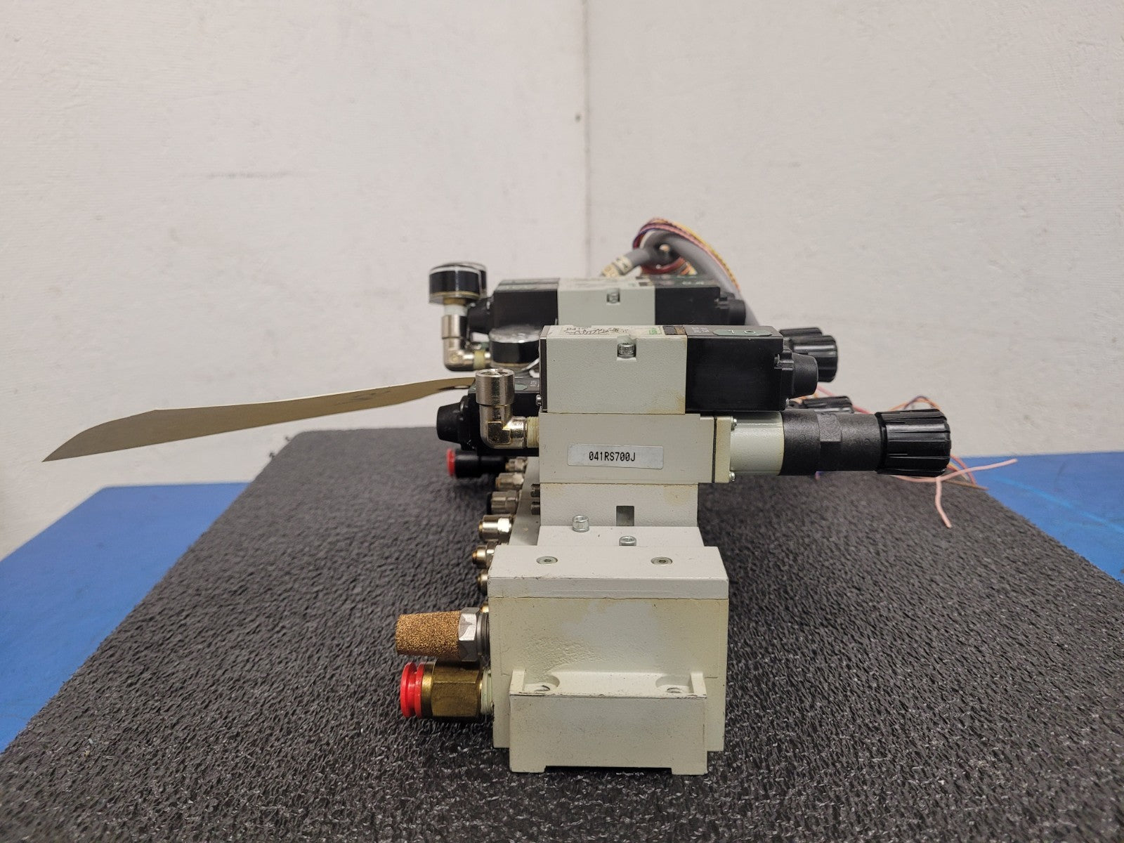 Numatics 7x Valve Solenoid 041SA400M0000F 4x Regulated Pneumatic Manifold N5