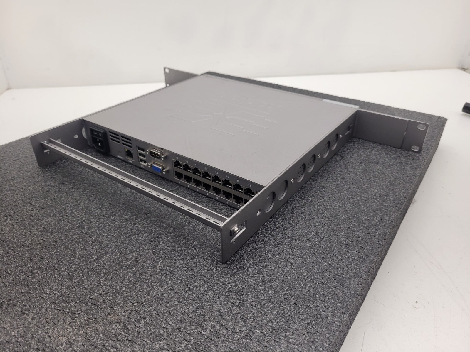Raritan DLX-216V3-AH 16-port Dominion LX-216 Rackmount KVM Switch Tested Works C