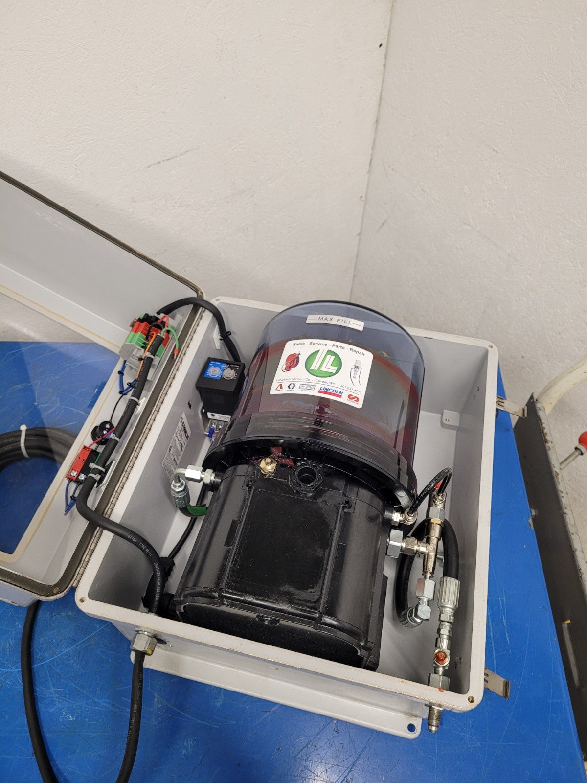 GRACO 96G287 24VDC 2.5A Automatic Machinery Grease Pump w/ Enclosure 24V 5100psi