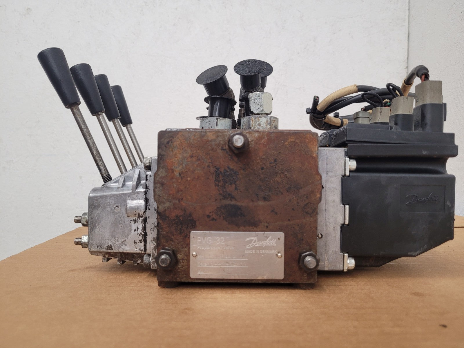 Danfoss PVG32  159-0904 4x Hydraulic Valve Stack w/ Electric Control [ I ]