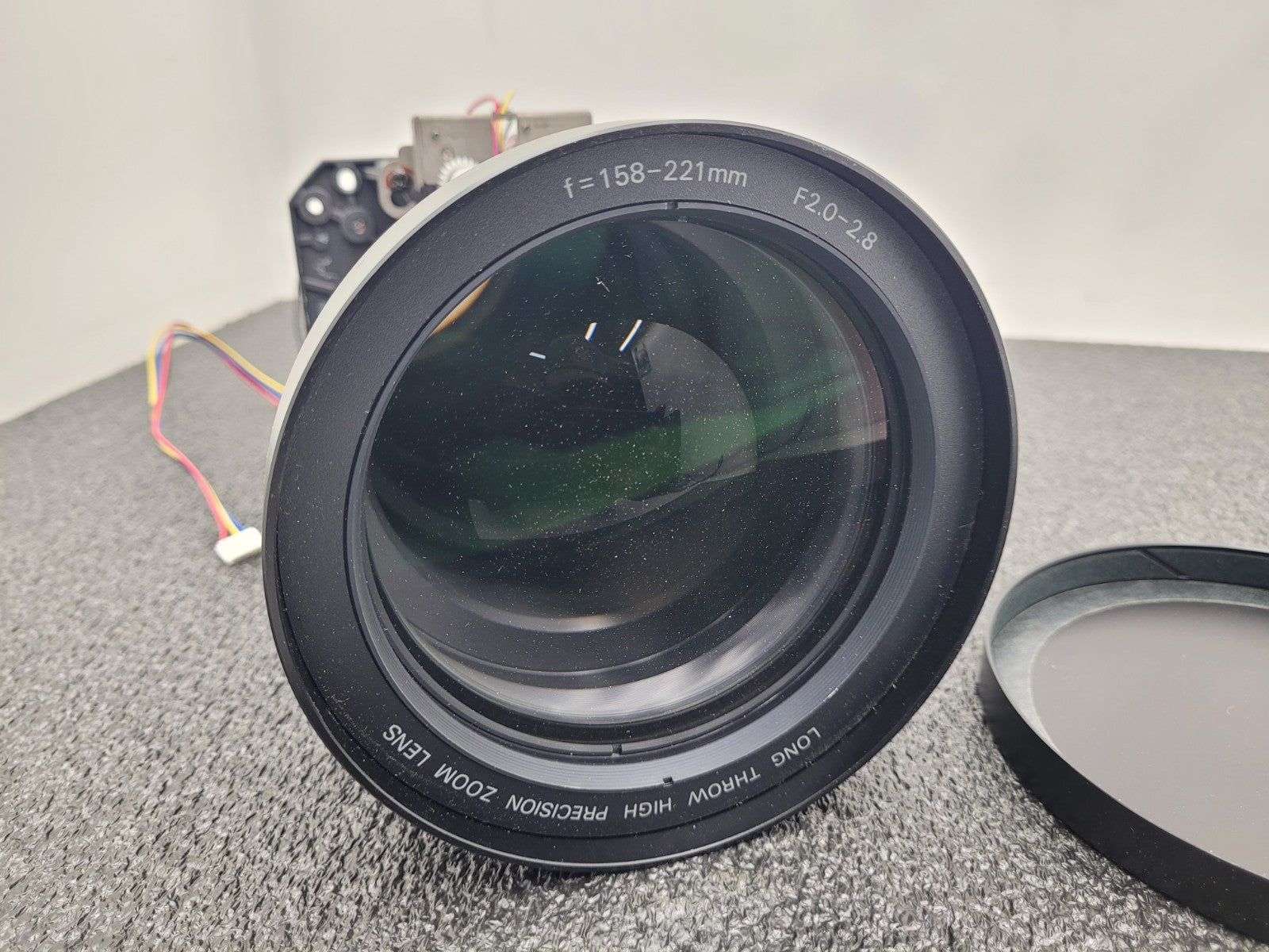 Sanyo LNS-T02 Long Throw High Precision Zoom Projector Lens F2,0-2,8/f=158-221mm