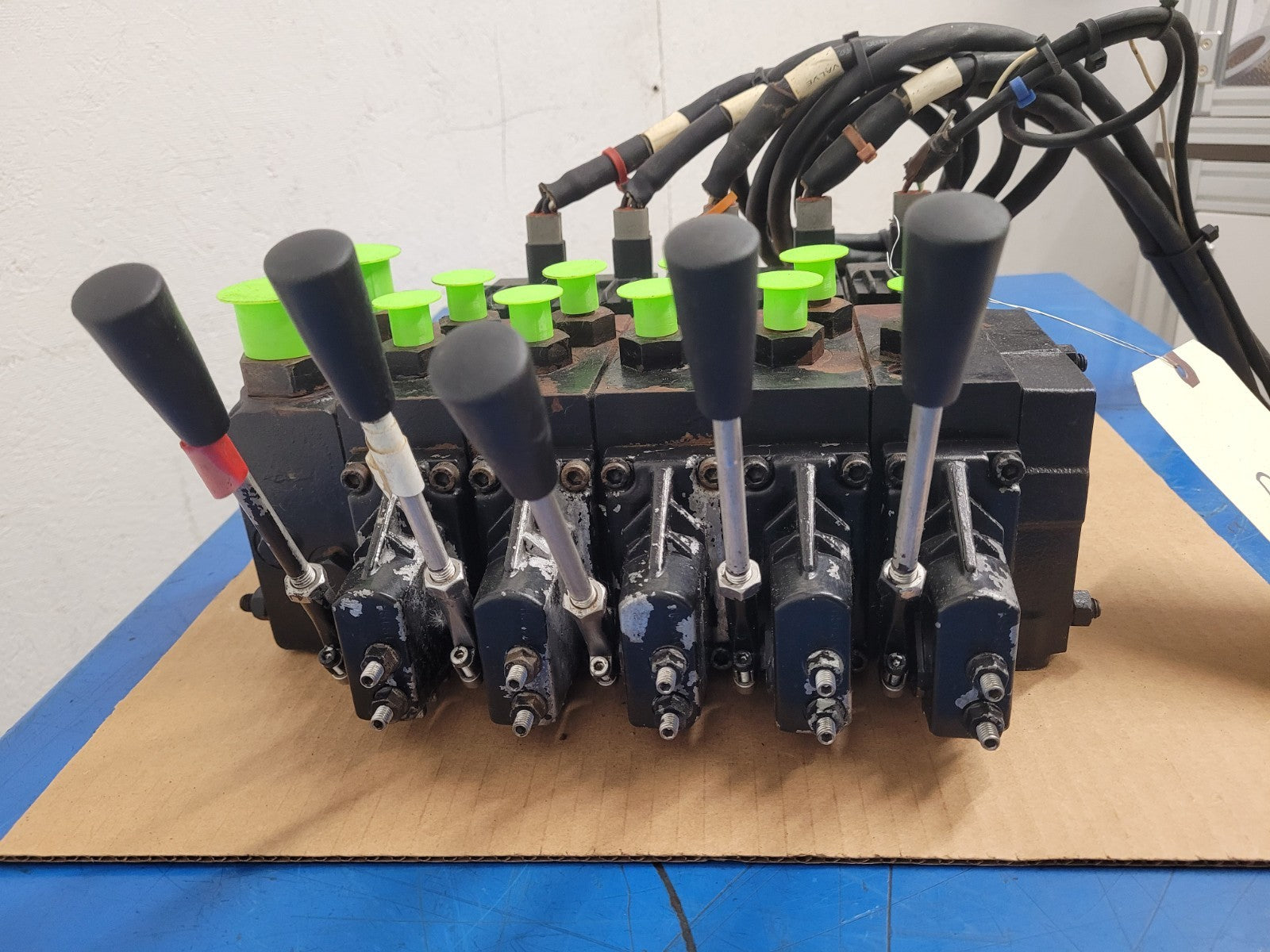 Danfoss PVG32 Hydraulic 5 Valve Stack On/Off Manual / Solenoid 157B4292 D17
