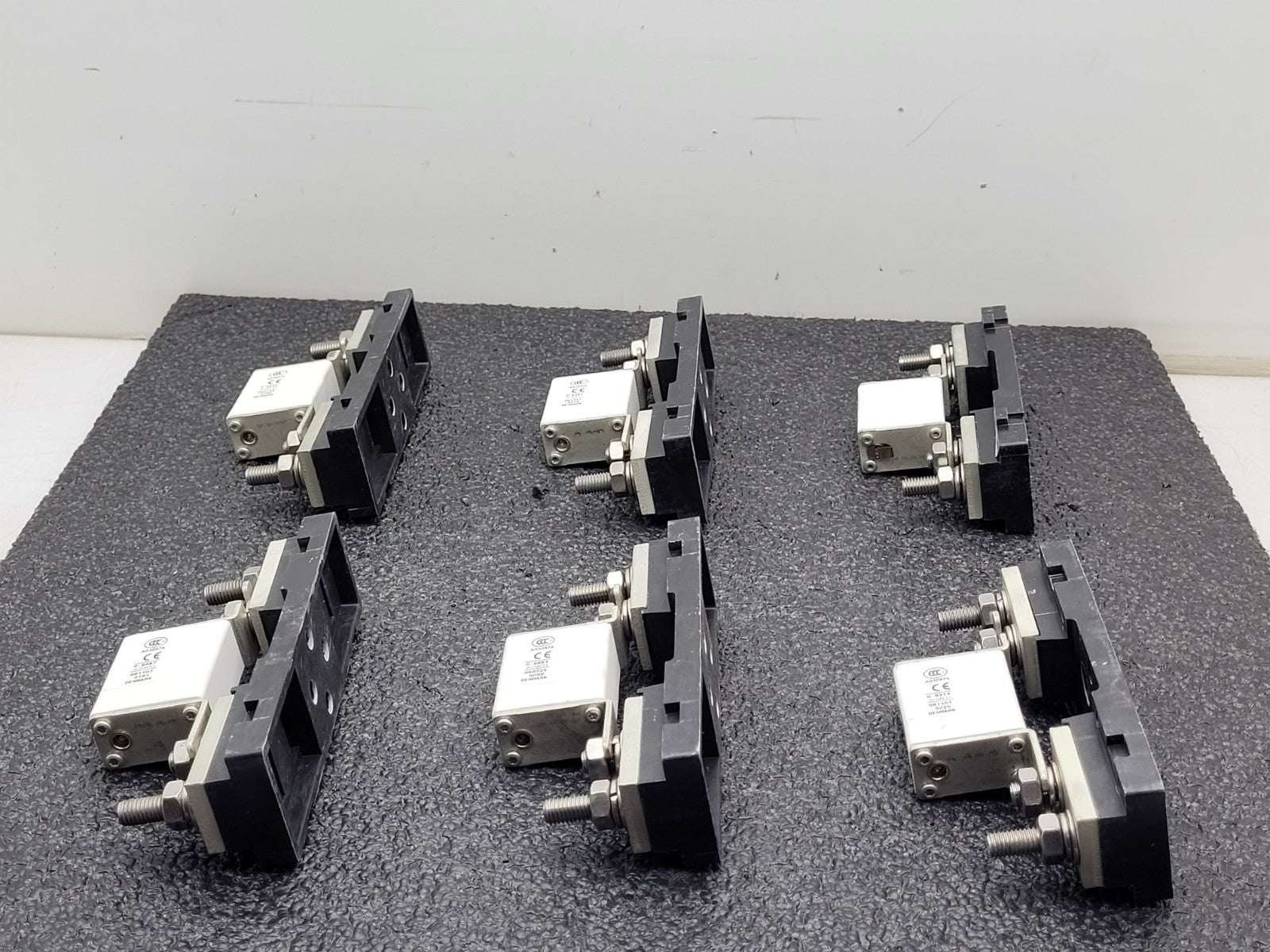 Lot of 6 Bussmann Buss 170M1368 125A 690V Fuse w/ 170H1007 Base 400A 1000V