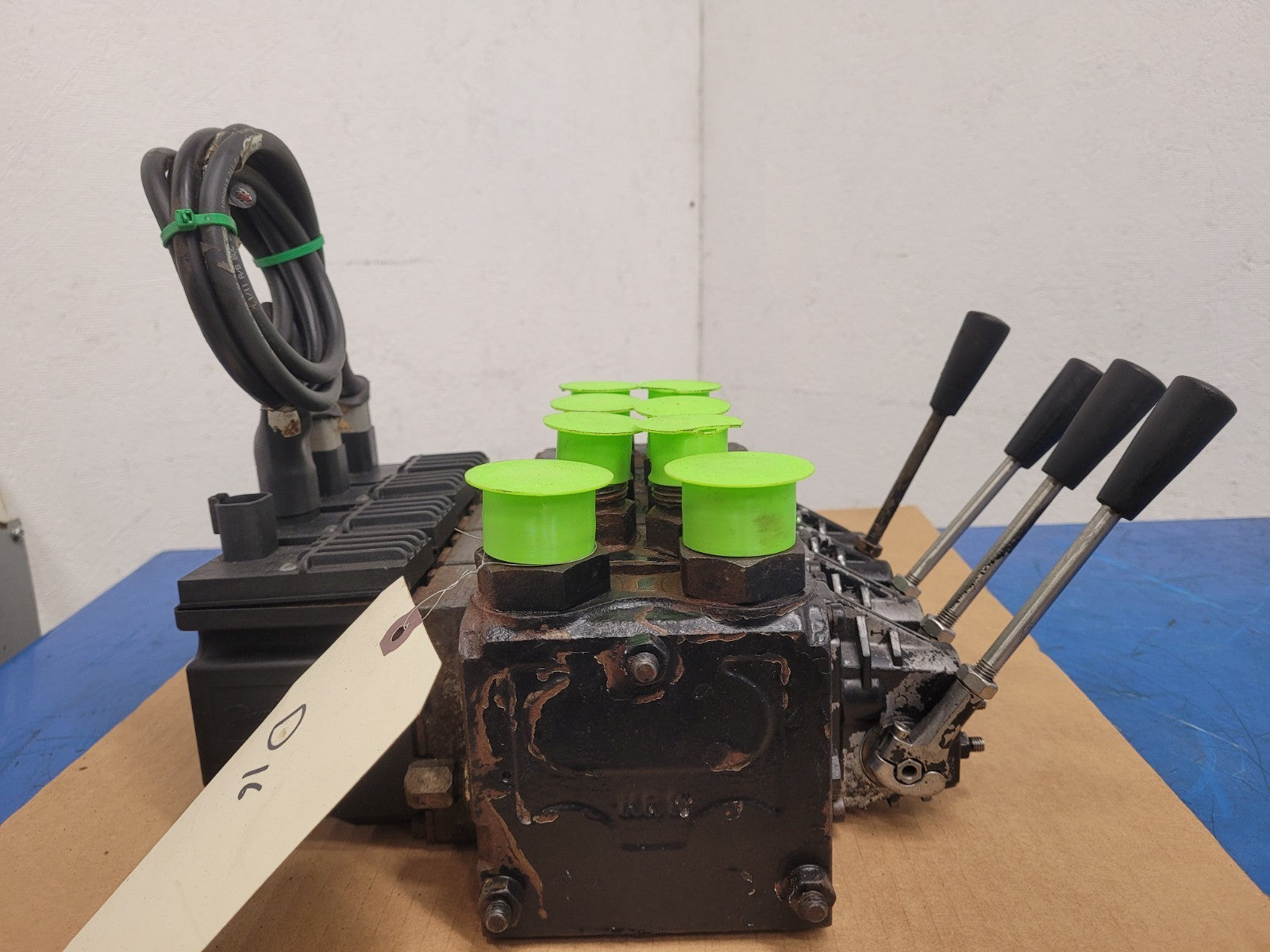Danfoss PVG32 Hydraulic 4 Valve Stack On/Off Manual Solenoid Radiometric D16