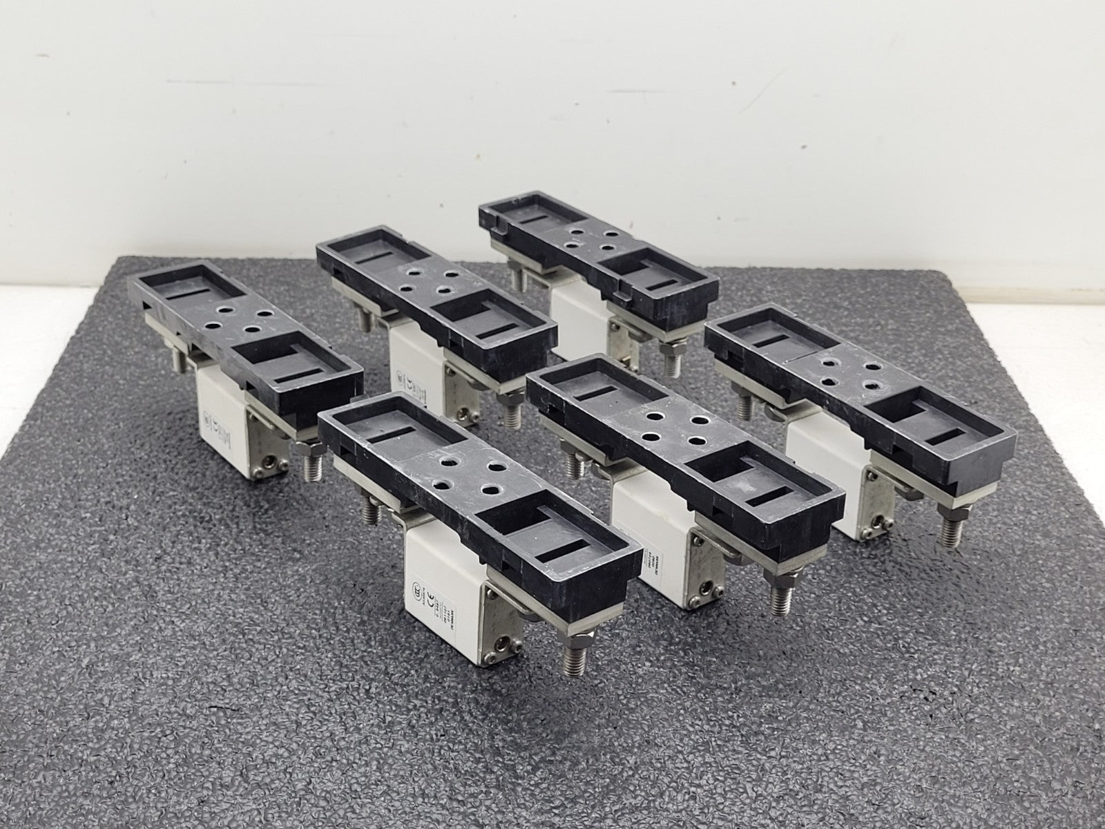 Lot of 6 Bussmann Buss 170M1368 125A 690V Fuse w/ 170H1007 Base 400A 1000V