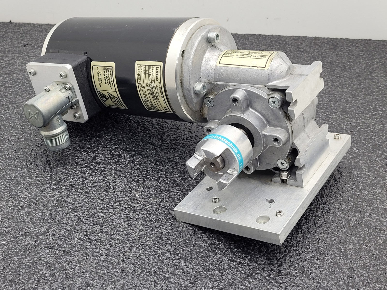 Lenze Right Angle Gear Motor SSN40-1GVAR-063C22 + 15:1 Gearhead SSN40-1FVAR