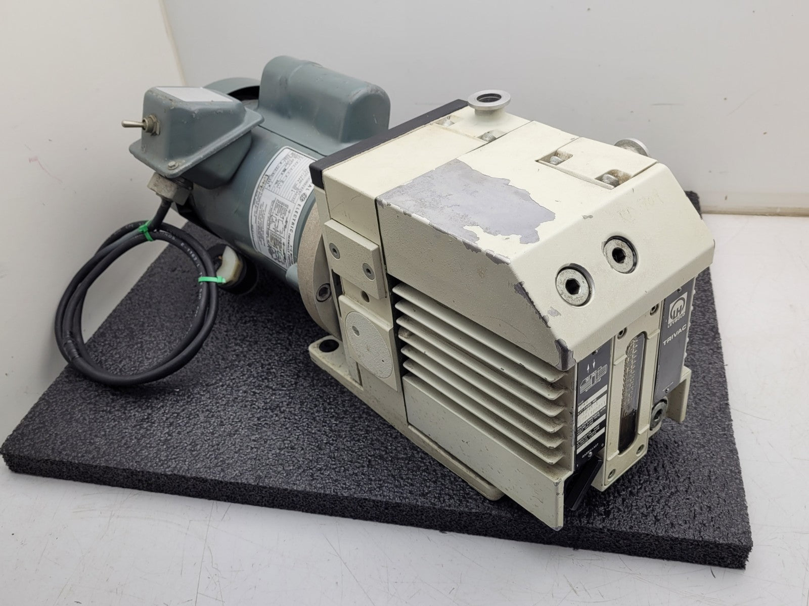 Leybold Trivac Rotary Vane Vacuum Pump D4B Load Tested Good 120VAC 1/3HP