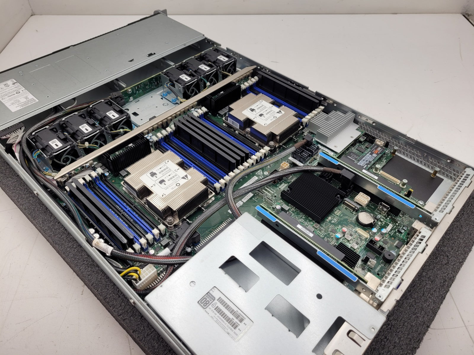 1UI Intel S2600WF Server 2x Xeon Gold 6140 2.3GHz Processors No Ram 4x LFF [B]