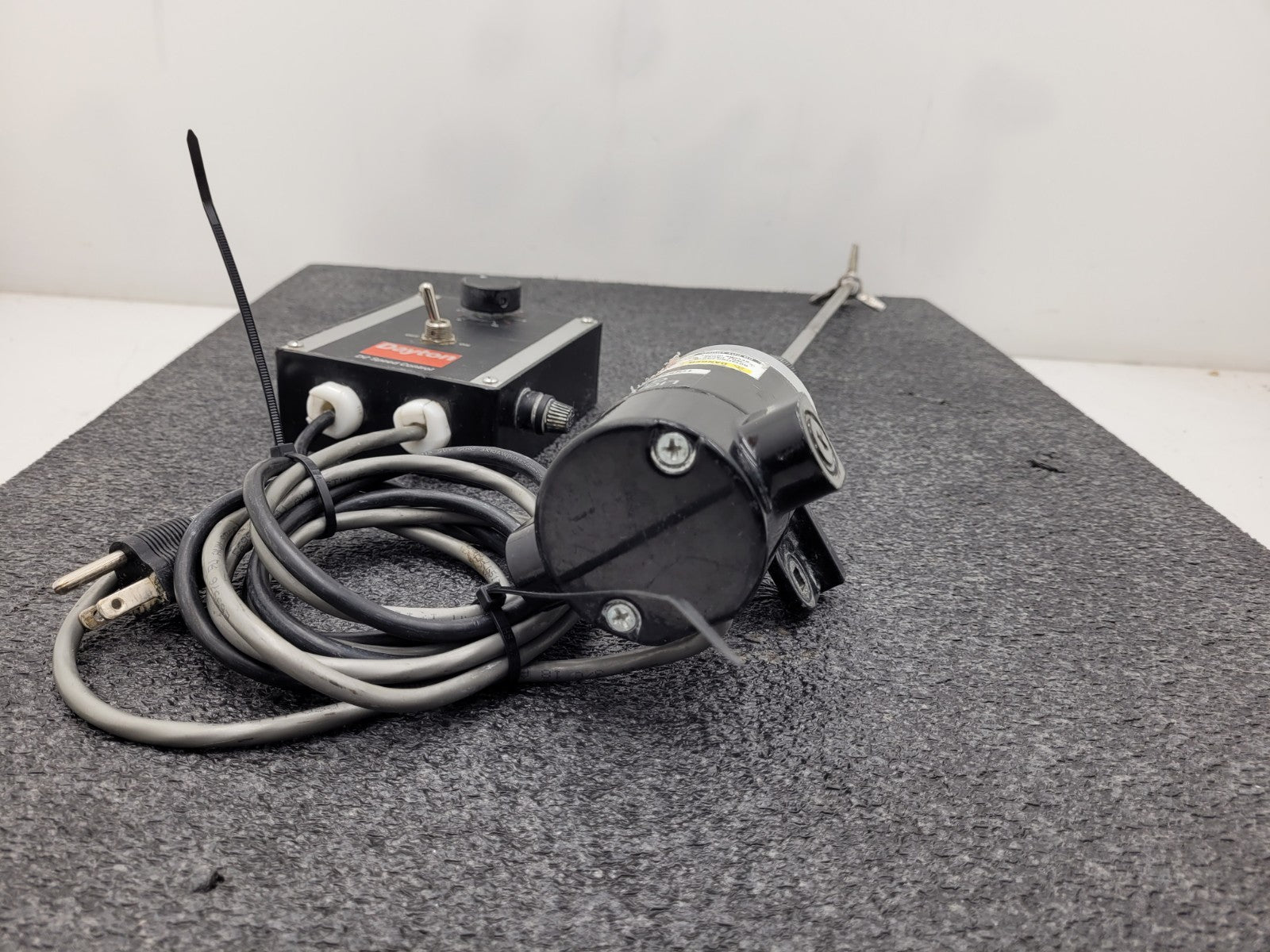 Dayton DC Speed Control + Lightnin Mixer Model G1Y03 24A2BEPM 2500RPM Stirrer