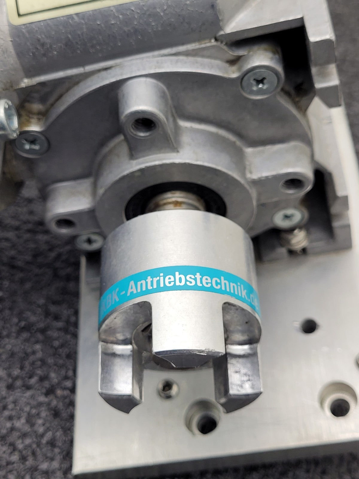 Lenze Right Angle Gear Motor SSN40-1GVAR-063C22 + 15:1 Gearhead SSN40-1FVAR