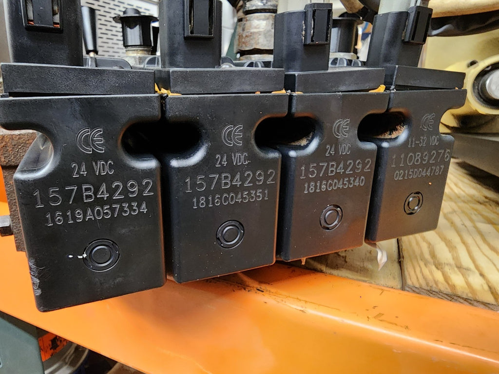 Danfoss PVG32  159-0904 4x Hydraulic Valve Stack w/ Electric Control [ I ]
