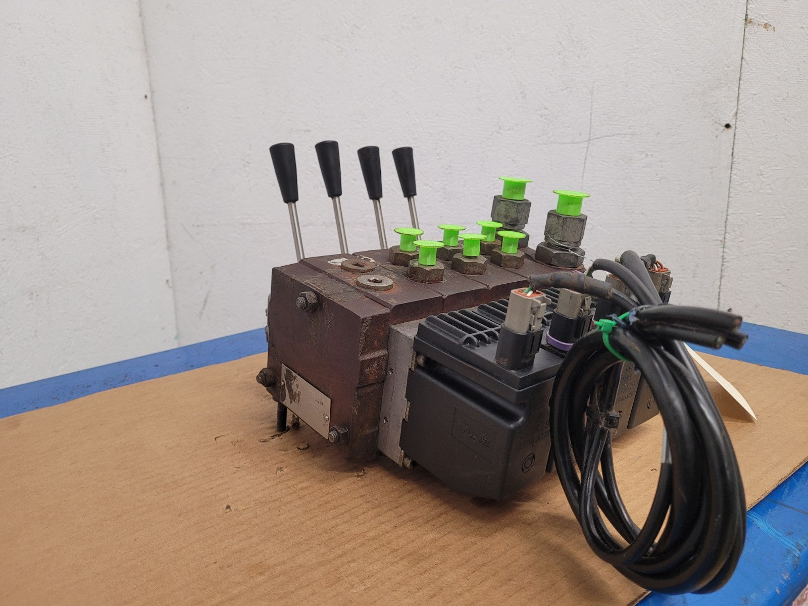 Danfoss PVG32 On/Off Hydraulic Valve Stack Solenoid/Manual 24VDC 157B4292 D10