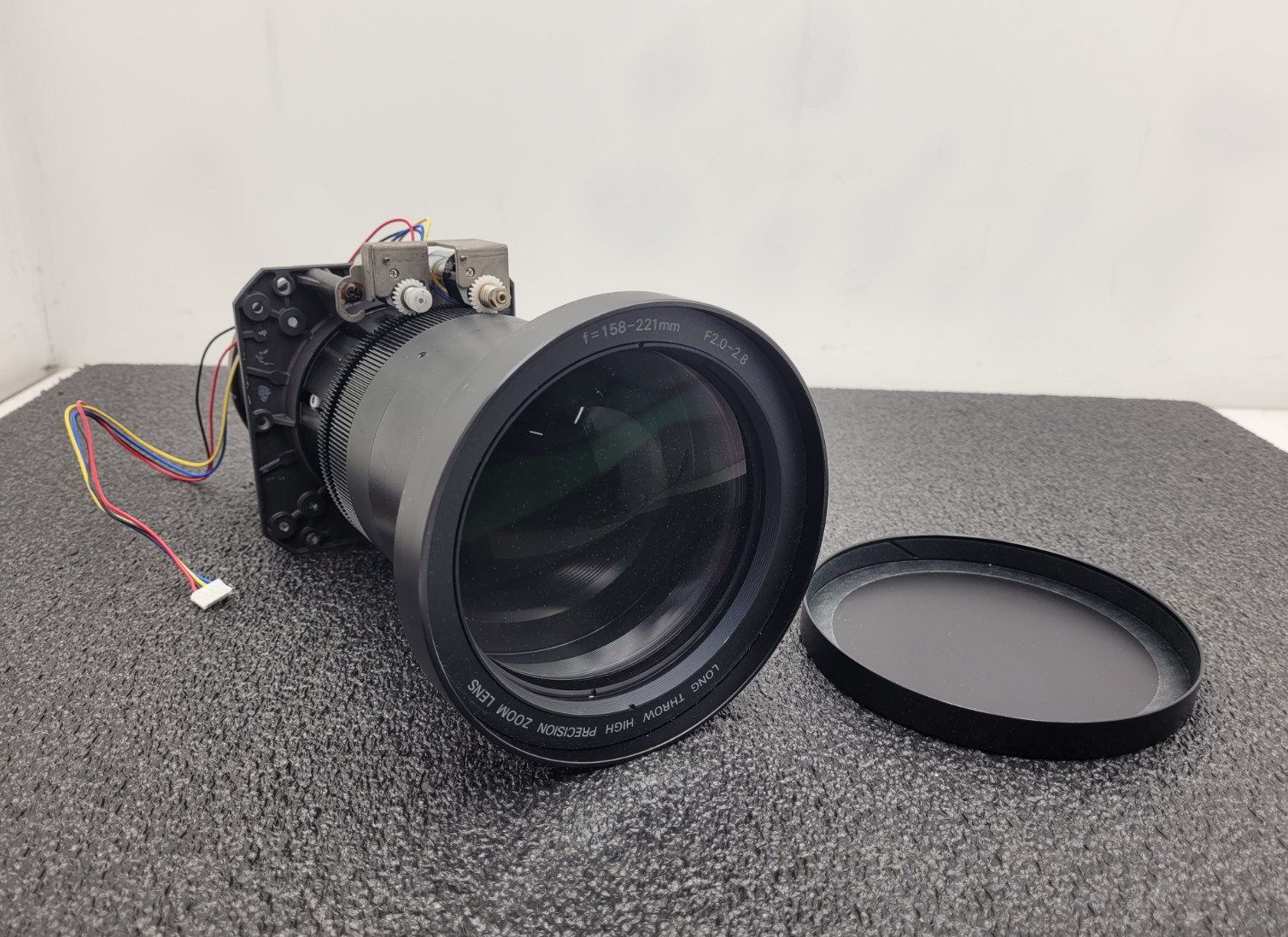 Sanyo LNS-T02 Long Throw High Precision Zoom Projector Lens F2,0-2,8/f=158-221mm
